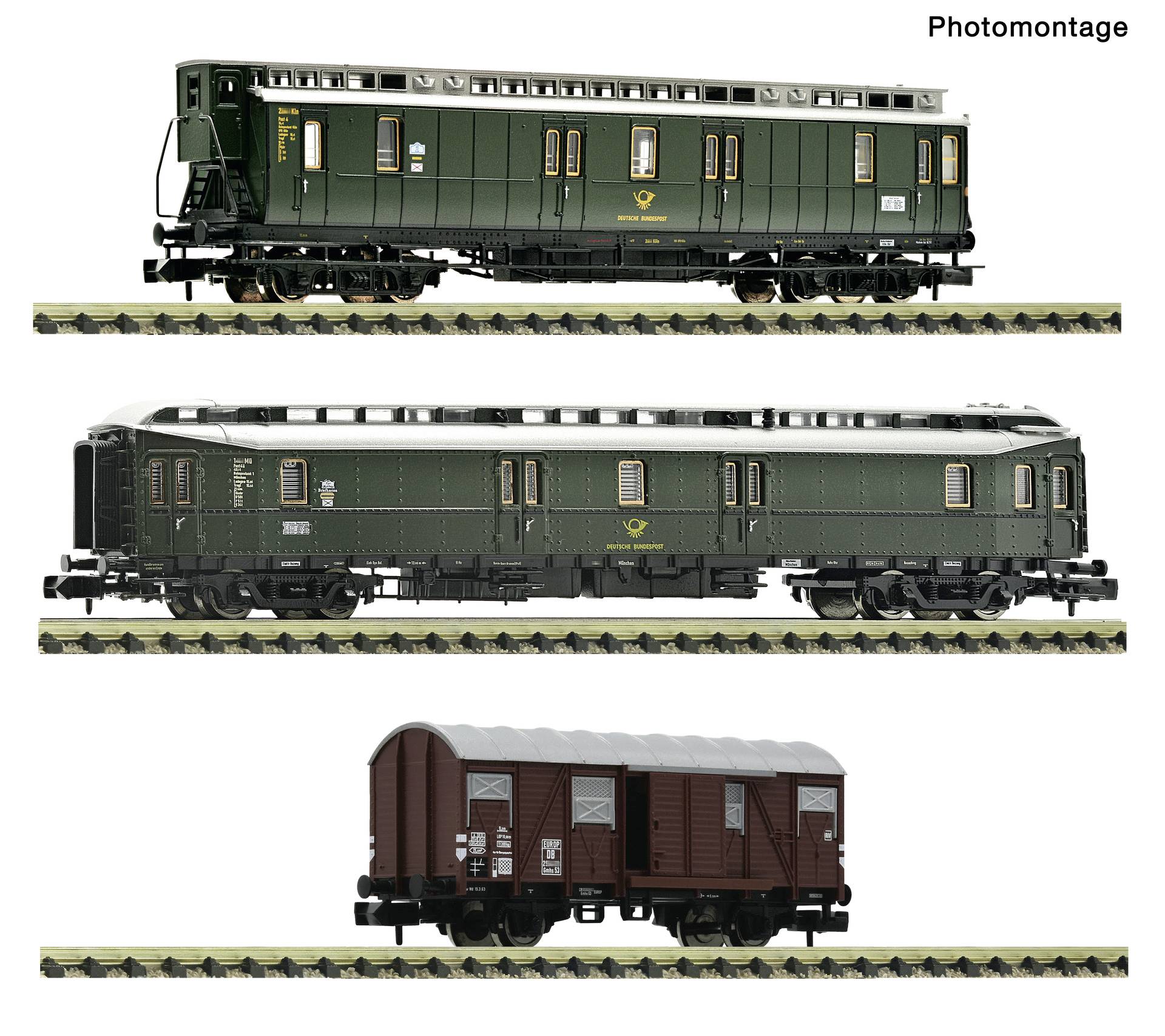 Photomontage de trois wagons de train miniature : deux voitures de style voyageurs vert foncé et un wagon couvert brun sur une voie ferrée.