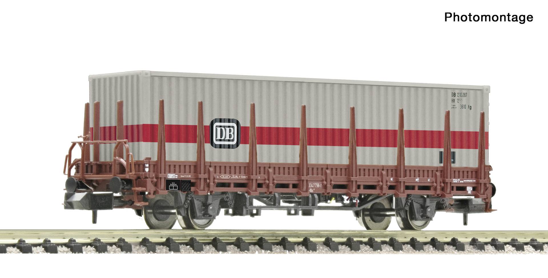 Photomontage d'un wagon de marchandises DB sur des rails de chemin de fer, gris avec une bande rouge et des chantons latéraux.