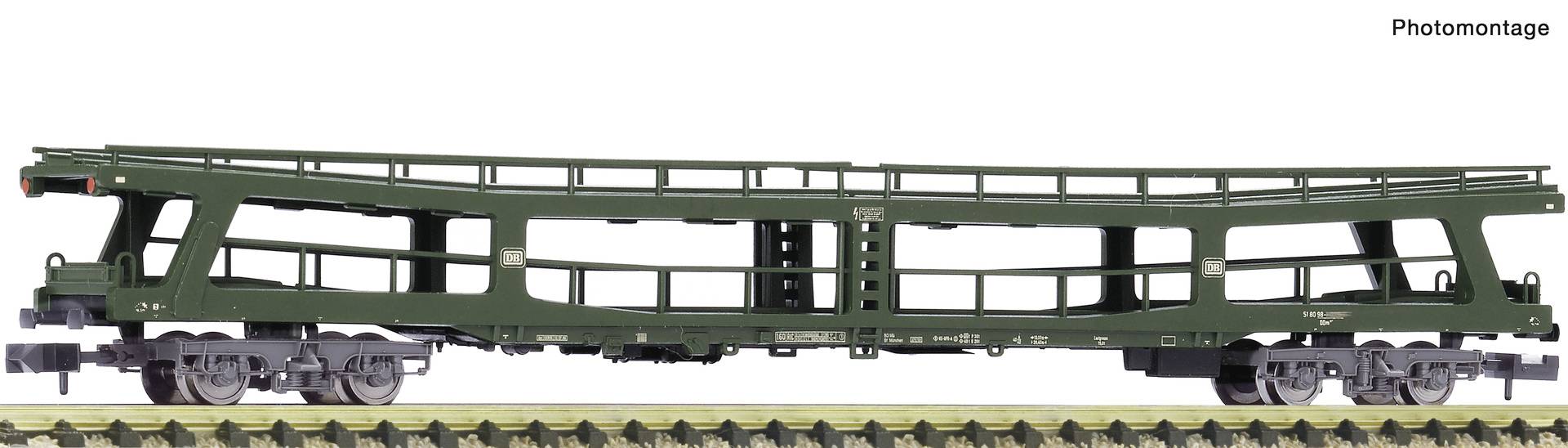Seitenansicht einer creme- und bordeauxfarbenen elektrischen Lokomotive auf Eisenbahnschienen, dargestellt in einer Fotomontage mit erhobenen Stromabnehmern.