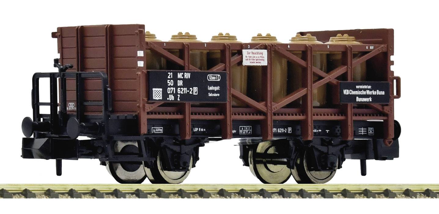Vue latérale d'un wagon de marchandises brun sur des rails, avec des côtés en treillis ouvert et des marquages d'identification blancs.