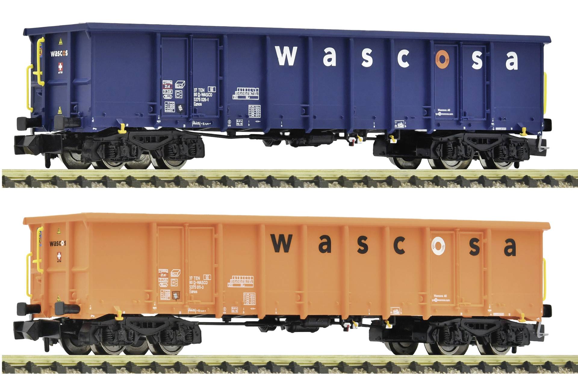 Deux wagons de fret modèle vue de côté sur des rails, l'un bleu foncé et l'autre orange, tous deux étiquetés « wascosa ».