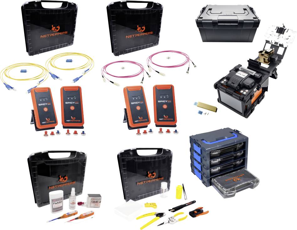 Collage d'équipements de test et d'installation de fibres optiques, incluant des mallettes de transport, des bobines de câbles, des appareils de test, une épissure par fusion, des outils de nettoyage et des batteries.