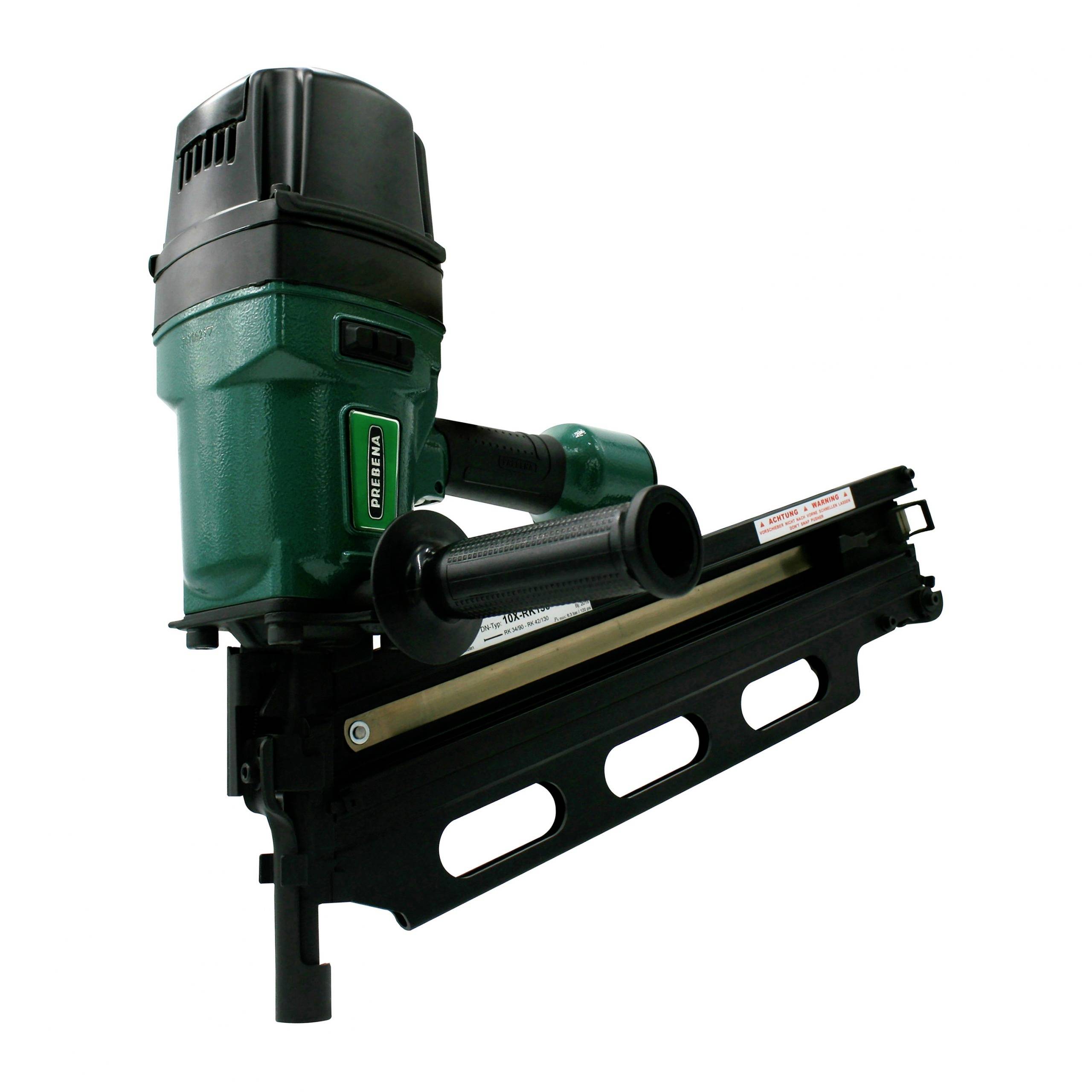 Un pistolet à clous pneumatique vert et noir sur fond blanc, présenté en vue latérale.