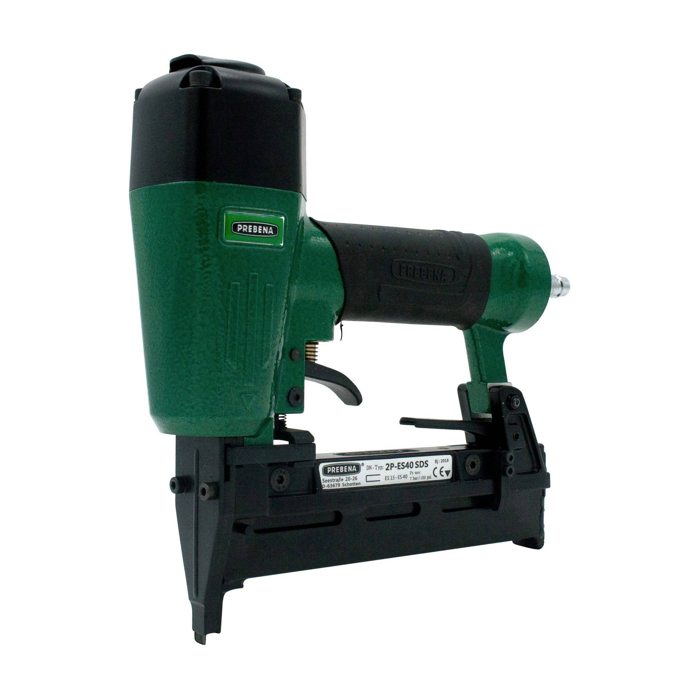 Pistolet à clous agrafeuse pneumatique vert et noir présenté en vue latérale sur fond blanc.