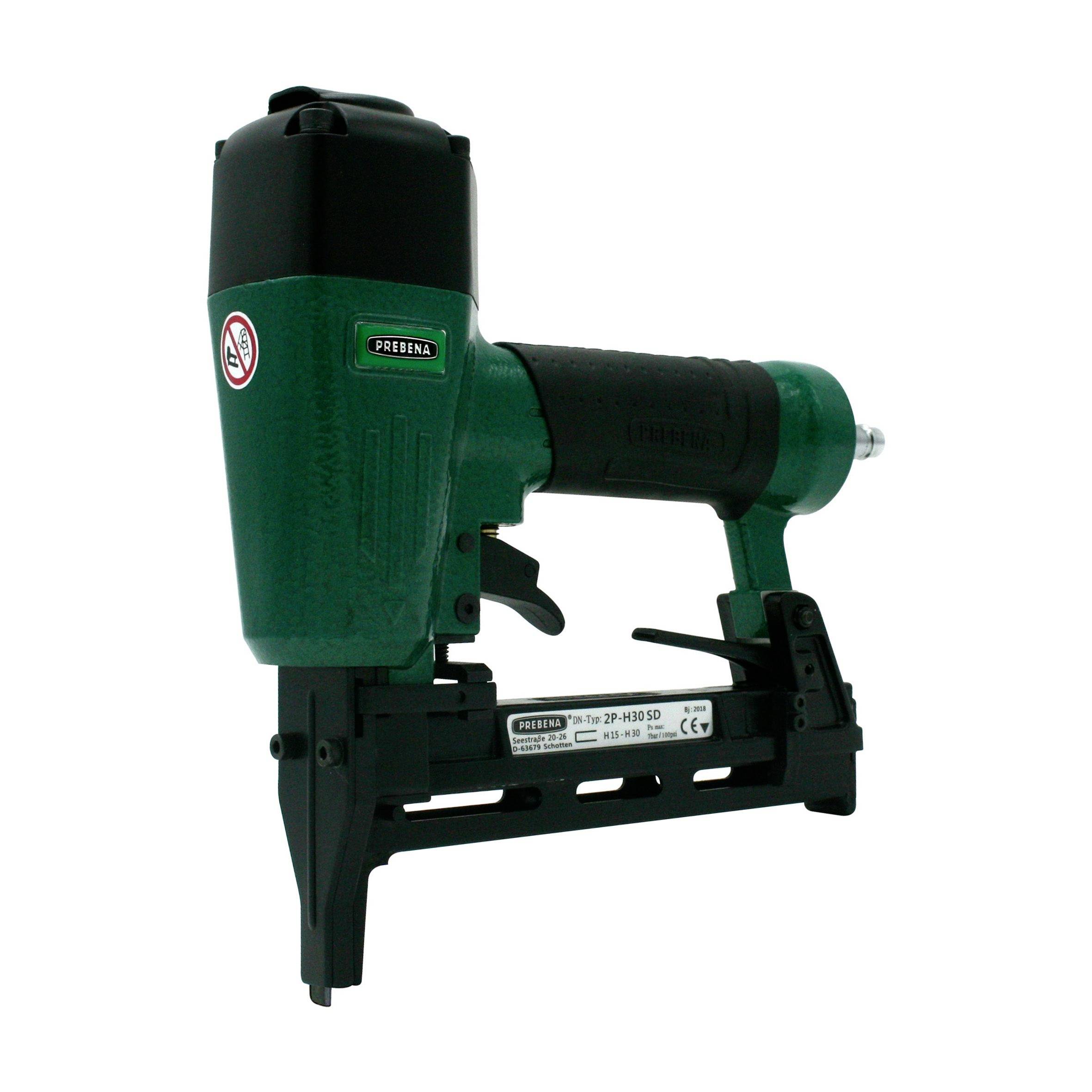 Pistolet à clous pneumatique vert et noir sur fond blanc, présenté en vue de profil.