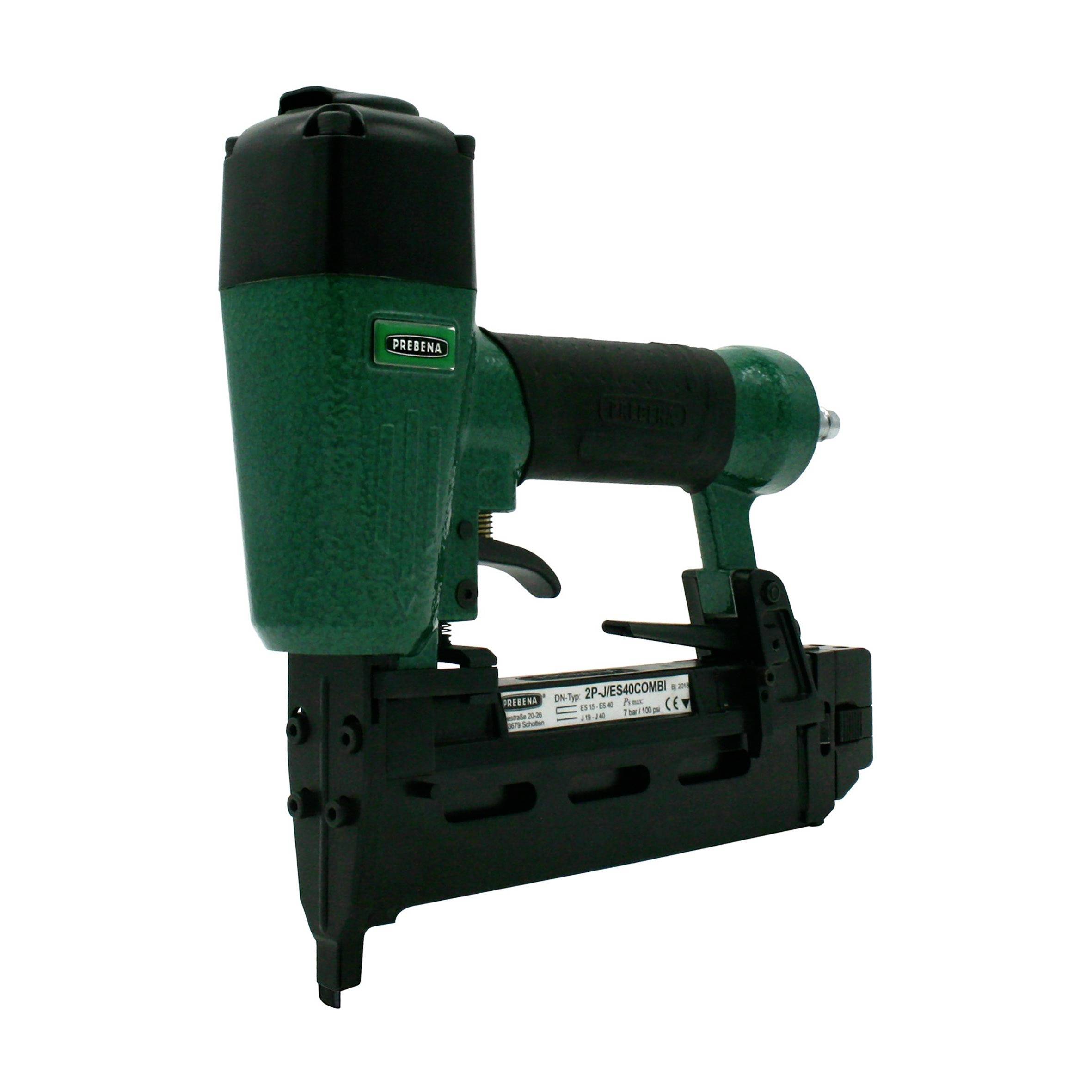 Pistolet à clous pneumatique vert et noir isolé sur un fond blanc.
