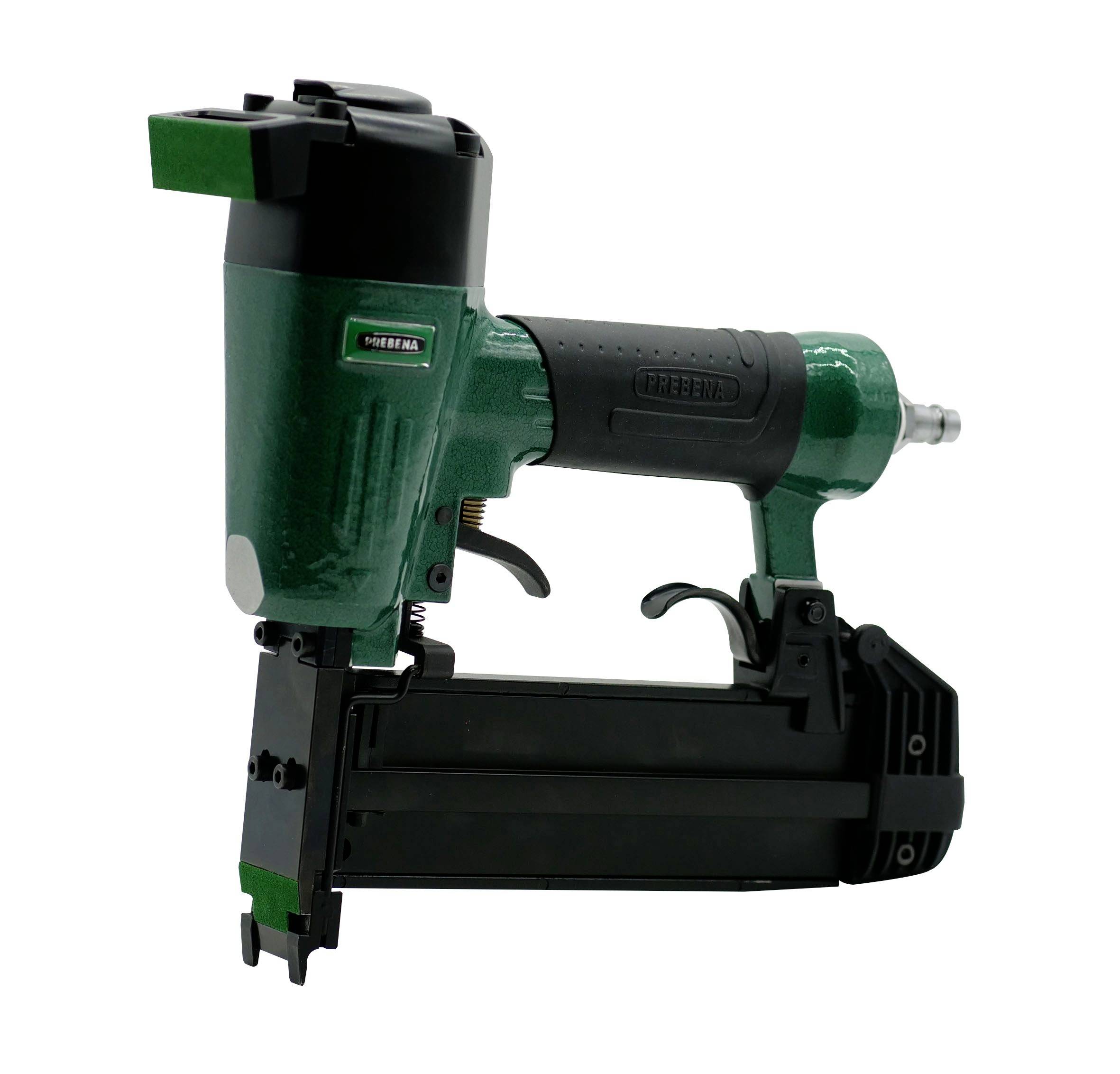 Pistolet à clous pneumatique vert et noir avec magasin supérieur et gâchette, présenté en vue latérale sur fond blanc.
