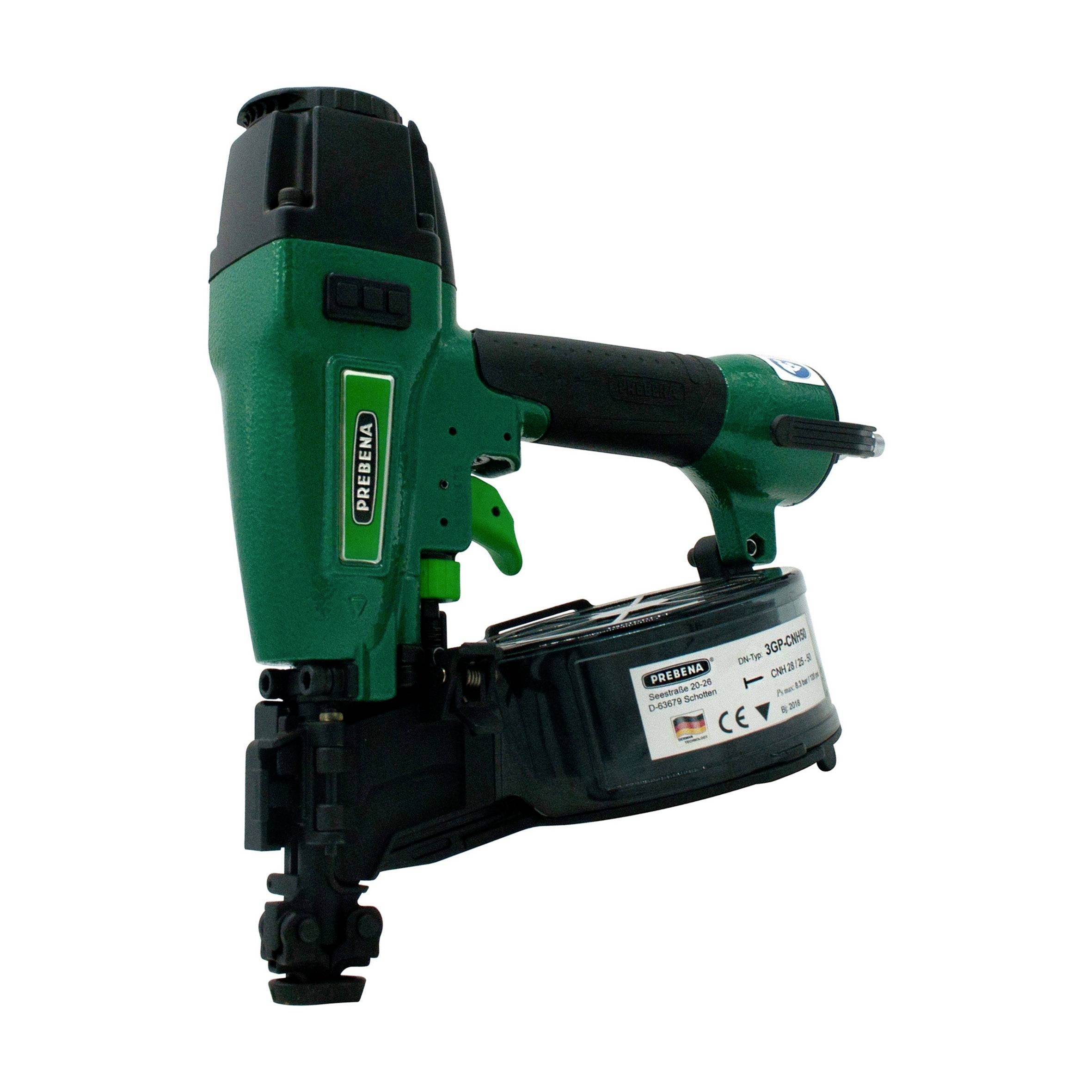 Pistolet à clous pneumatique vert et noir avec magasin intégré, présenté sur un fond blanc.