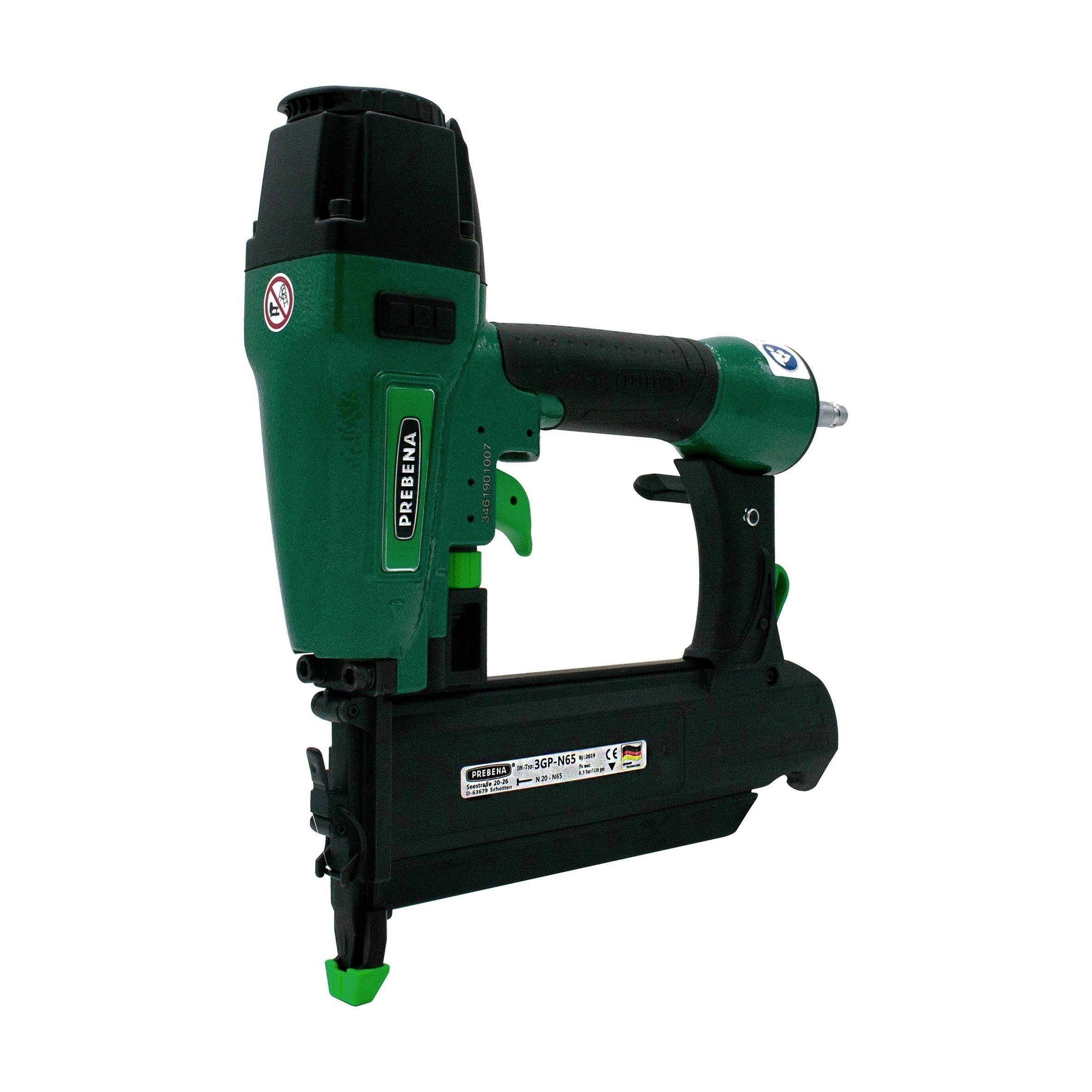 Pistolet à clous pneumatique vert et noir sur un fond blanc, présenté en vue de profil.