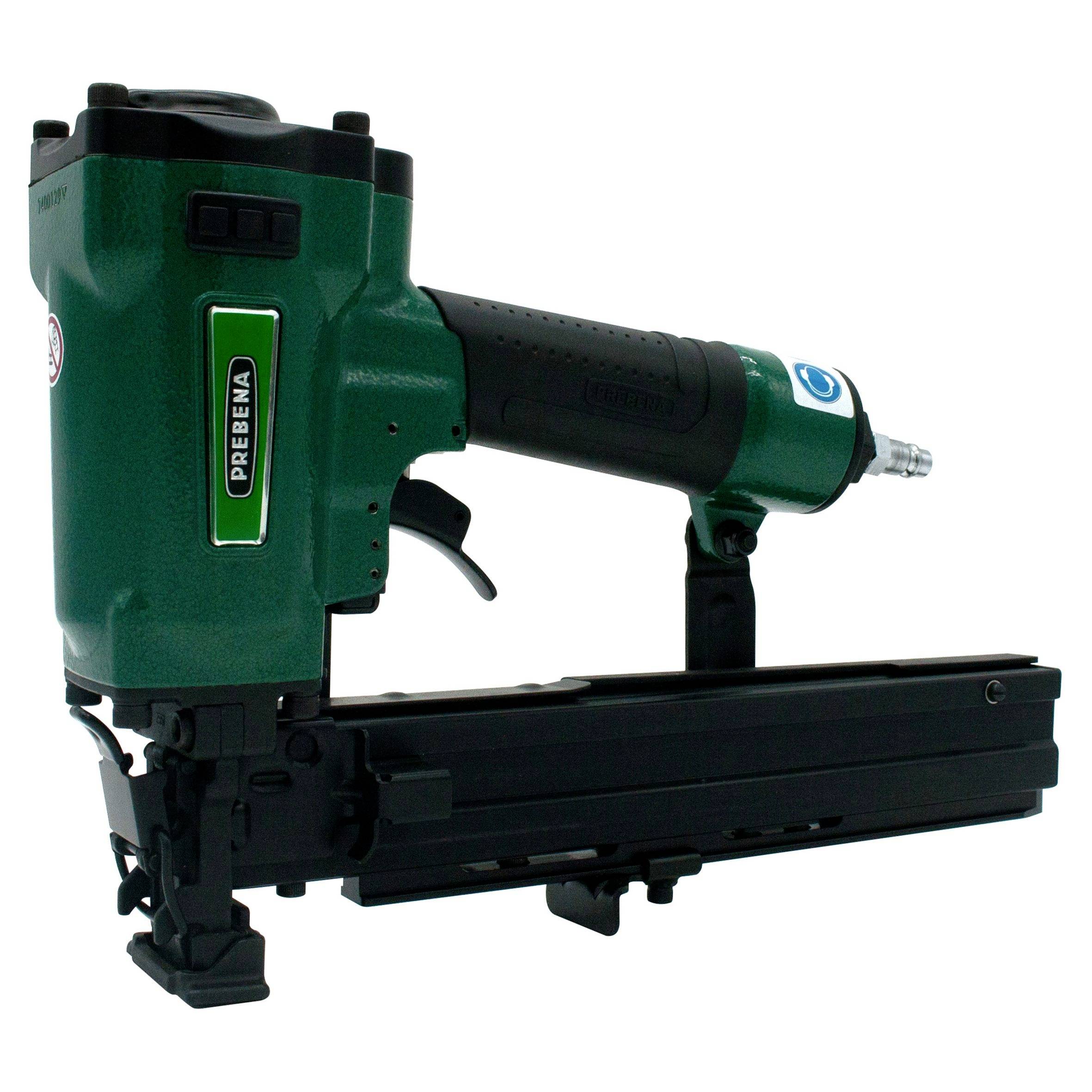 Pistolet à clous pneumatique vert avec un long magasin noir, montré en vue de profil sur un fond blanc.