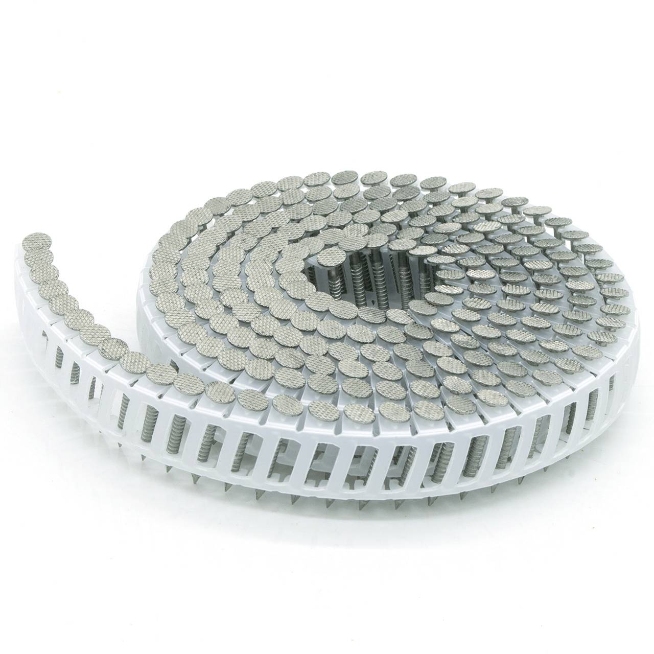 Bande métallique enroulée avec des centaines de pièces empilées, ressemblant à une ceinture à monnaie flexible ou à un convoyeur, sur un fond blanc.