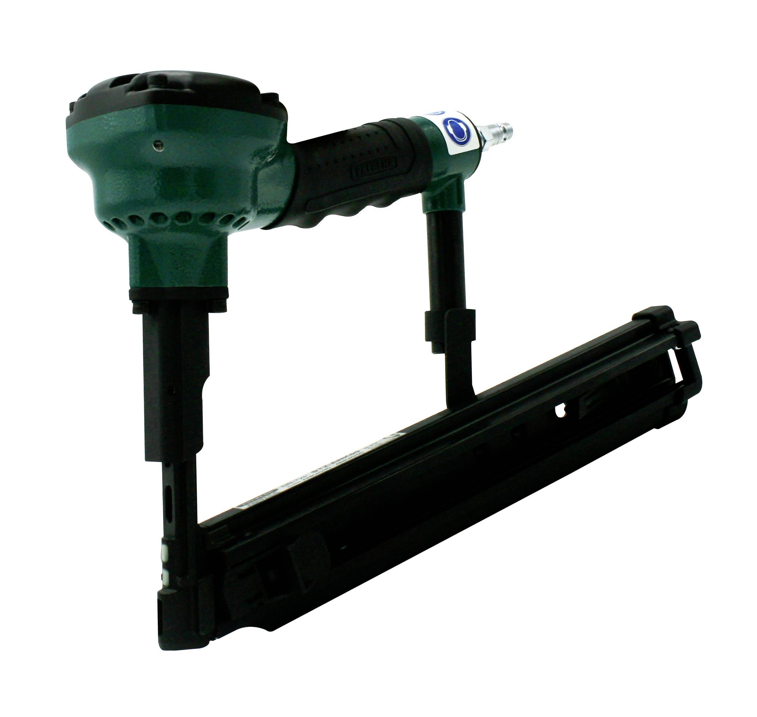 Pistolet à clous pneumatique avec un long magasin, présenté sur un fond blanc.