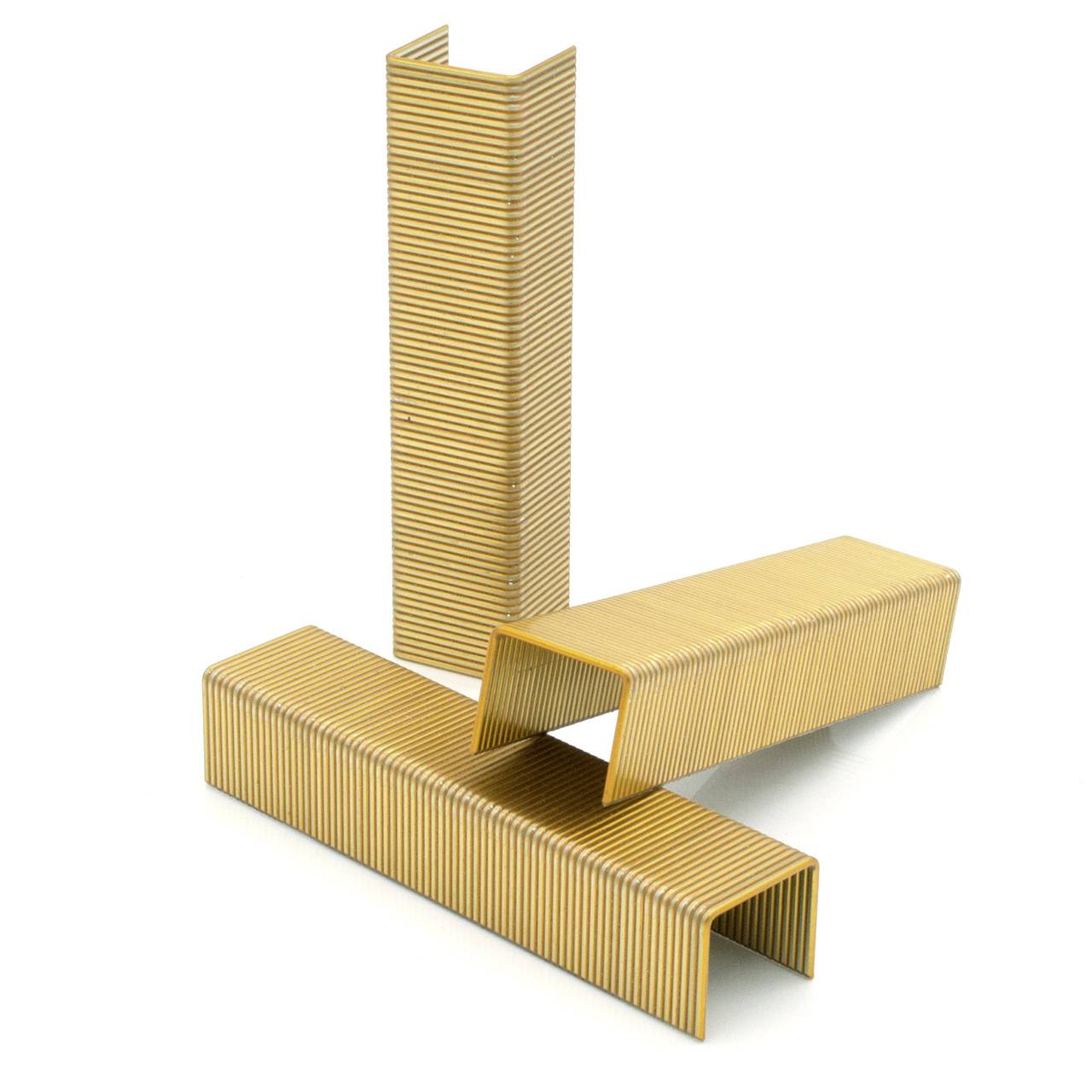 Trois pièces de carton ondulé doré arrangées comme une sculpture abstraite entrelacée sur un fond blanc.