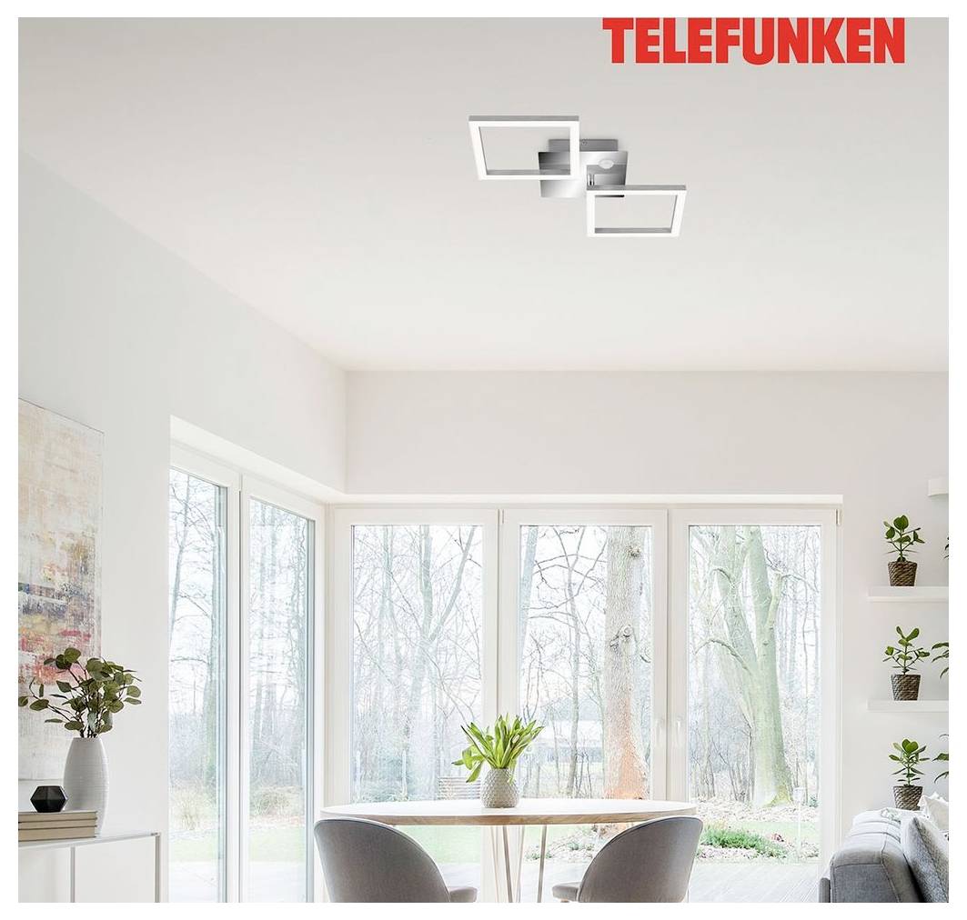 Photo d'intérieur floue avec quatre luminaires sur rail noirs au plafond, un canapé et une table en arrière-plan, et le logo « RAII » en bas à droite.