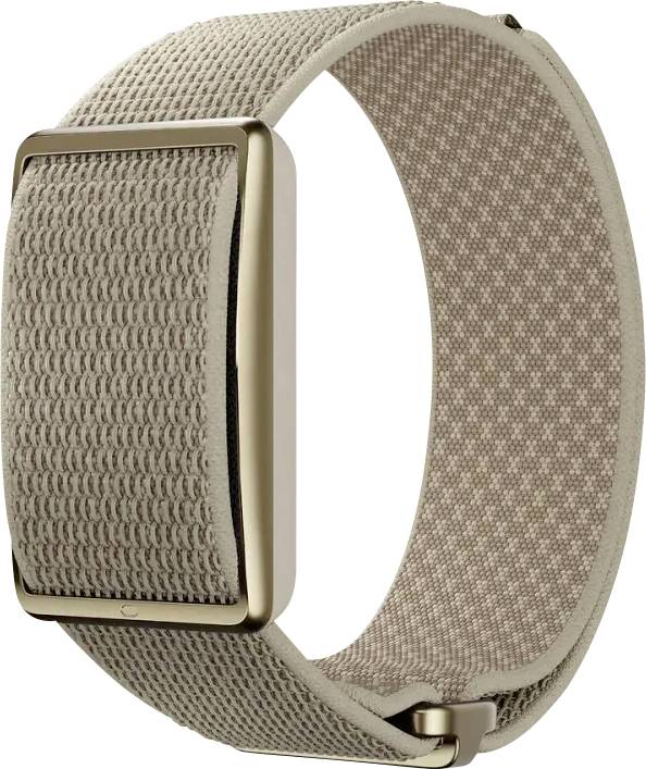 Bracelet de montre tissé beige avec boucle ton or et fermoir rectangulaire, présenté sur fond blanc.
