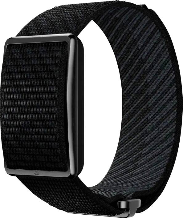 Ceinture noire tissée ajustable avec une boucle rectangulaire argentée sur un fond blanc.