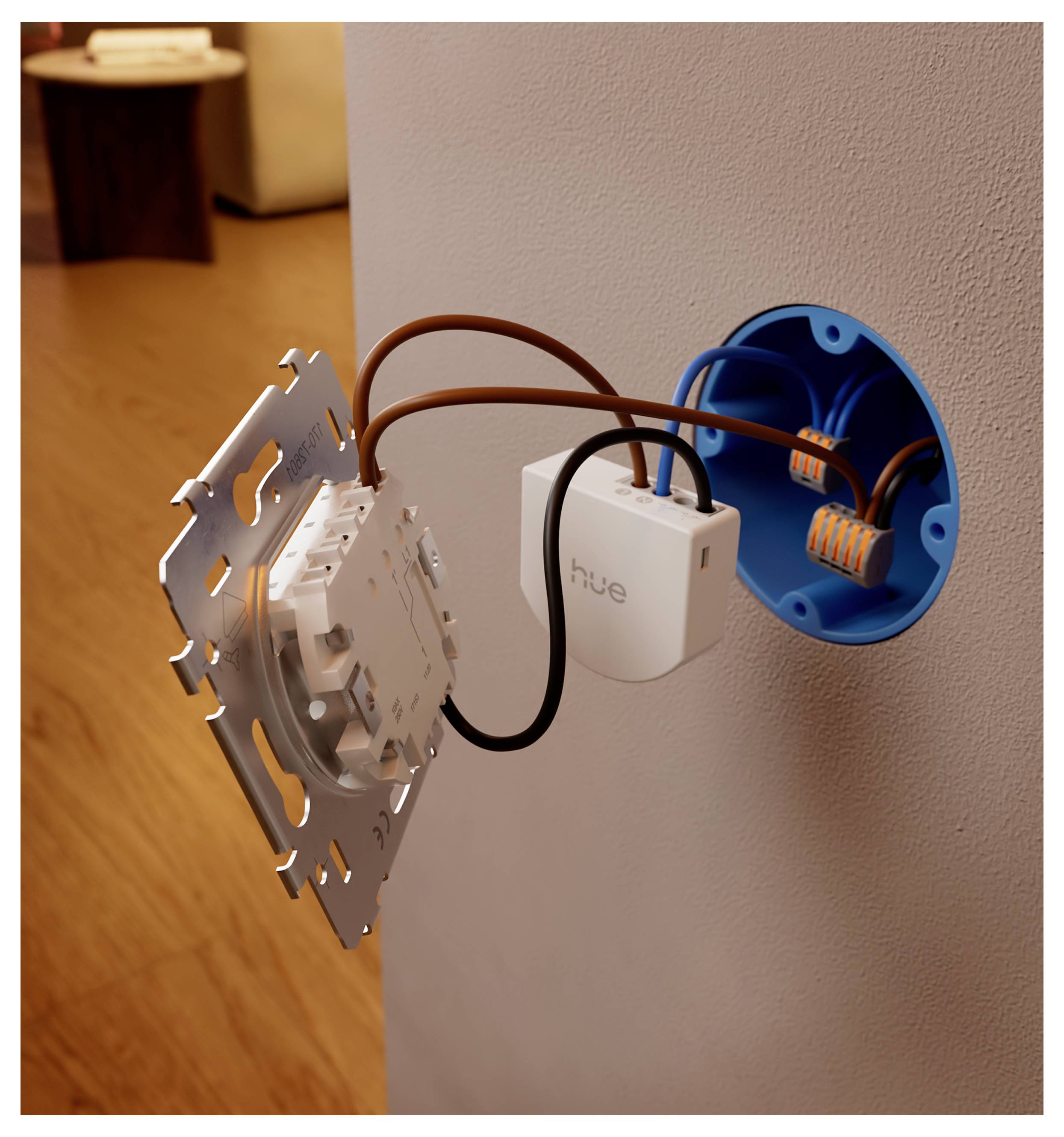 Installation partiellement réalisée d'un commutateur intelligent avec câblage en boîte murale, câbles exposés, un module 'hue' blanc et une boîte électrique bleue.