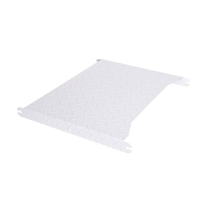 Rampe en métal à damier blanc avec bords relevés et onglets fendus aux deux extrémités, présentée isolée sur fond blanc.