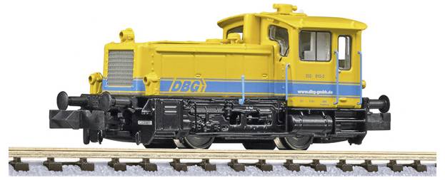 Locomotive diesel jaune et noire sur une courte section de voie, vue latérale avec les lettres « DBC » sur la cabine.