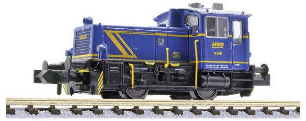 Locomotive modèle bleu et jaune sur une section de voie ferrée, présentée en vue de profil sur un fond blanc.