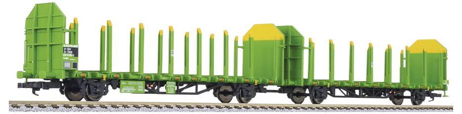 Wagon-lit plat vert transportant plusieurs modules de fret ou conteneurs verts et jaunes, présenté en vue latérale sur fond blanc.