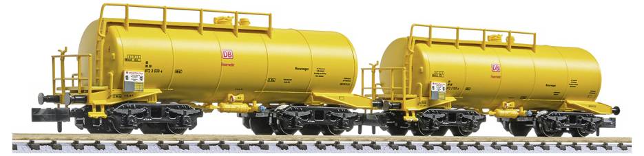 Deux wagons-citernes jaunes sur rails, présentés côte à côte avec des châssis noirs et des échelles sur le dessus.
