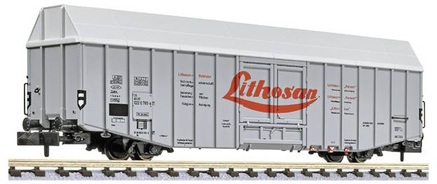 Un wagon-trémie gris avec le logo orange « Lithosan », montré en vue de profil sur les rails.
