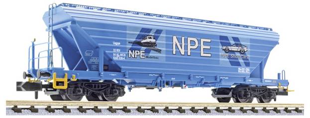 Wagon trémie de marchandises NPE bleu sur des rails, avec un grand lettrage et logo « NPE » sur le côté.