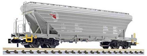 Vue latérale d'un wagon trémie couvert gris sur des rails, avec du matériel de sécurité jaune et des échelles visibles, vu sur un fond blanc.