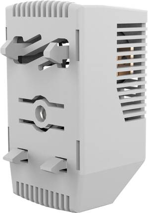 Adaptateur de prise électrique blanc avec ouvertures de prise universelles et fentes de ventilation latérales, présenté dans une vue rapprochée de style produit.