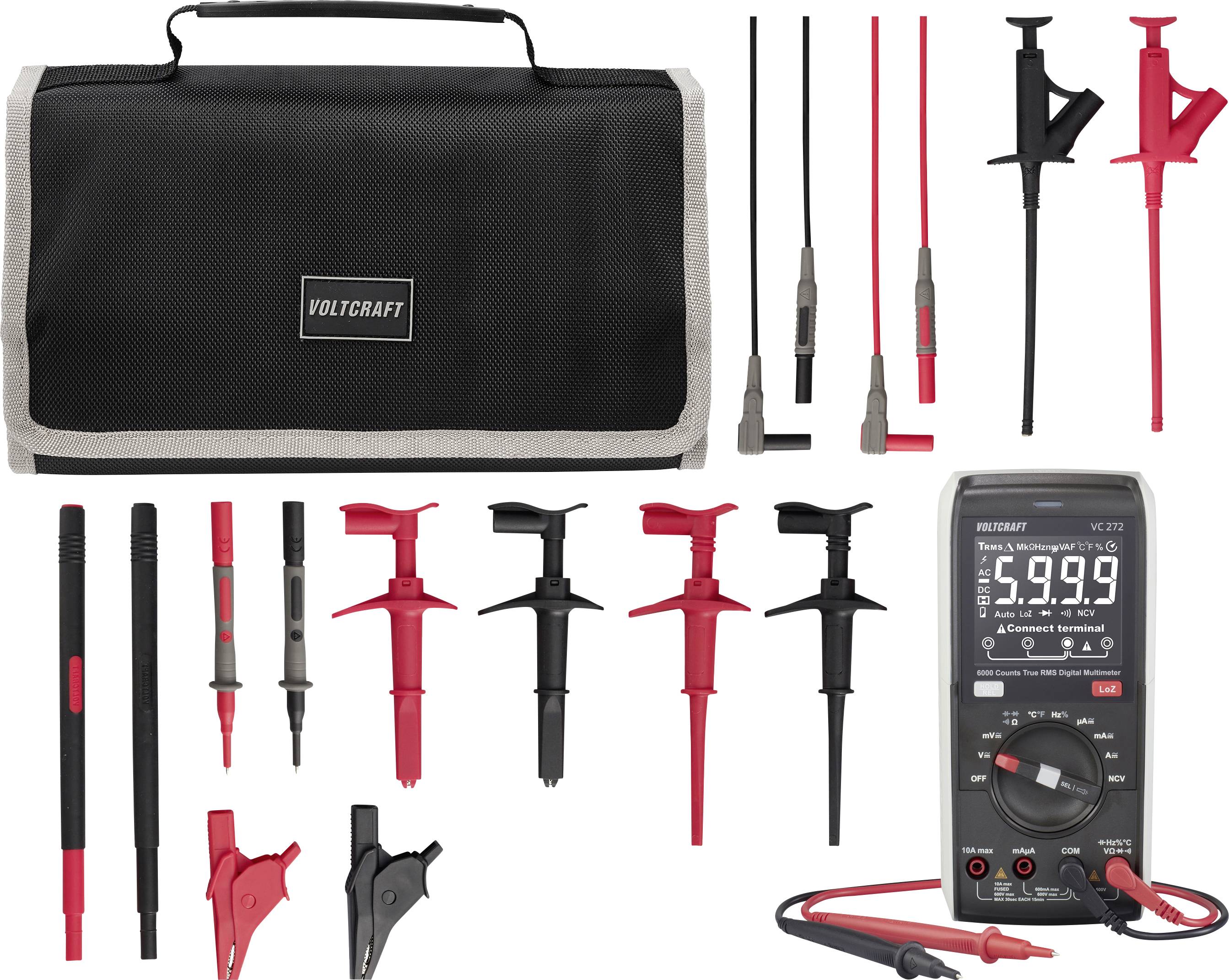 Voltcraft digitales Multimeter-Set mit Tragetasche, Messleitungen, Prüfspitzen, Zangenschnittstellenadaptern und Krokodilklemmen auf weißem Hintergrund angeordnet.
