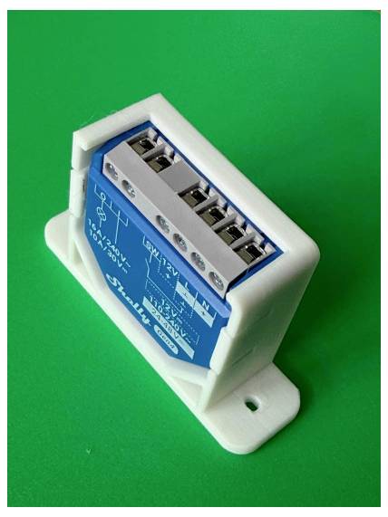 Relais électrique bleu ou module de commande dans un support en plastique blanc sur un fond vert