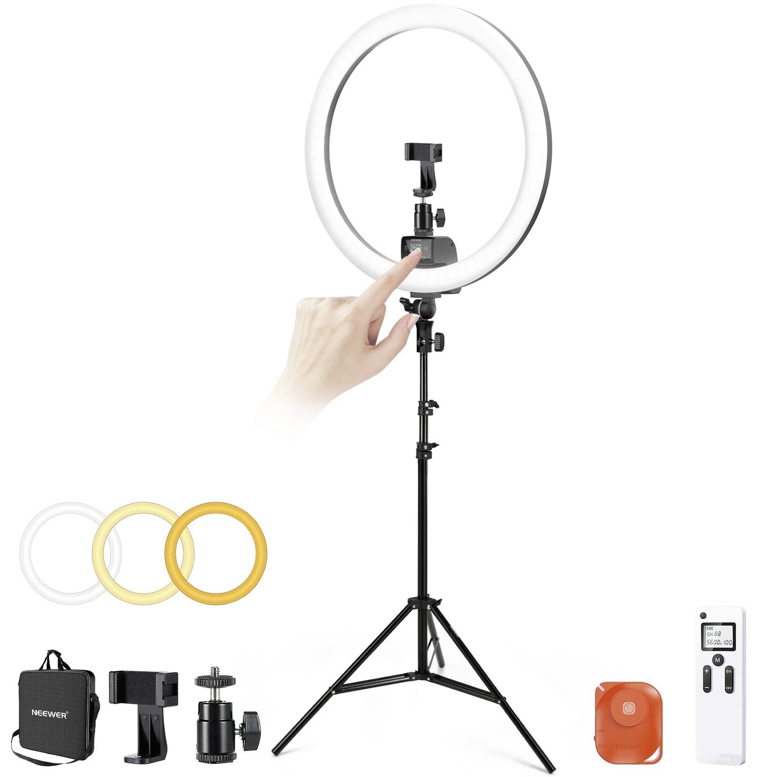 Lampe annulaire sur un pied trépied avec support pour téléphone et télécommande ; comprend étui de transport, adaptateur et housses d'anneau colorées présentés comme accessoires du produit.