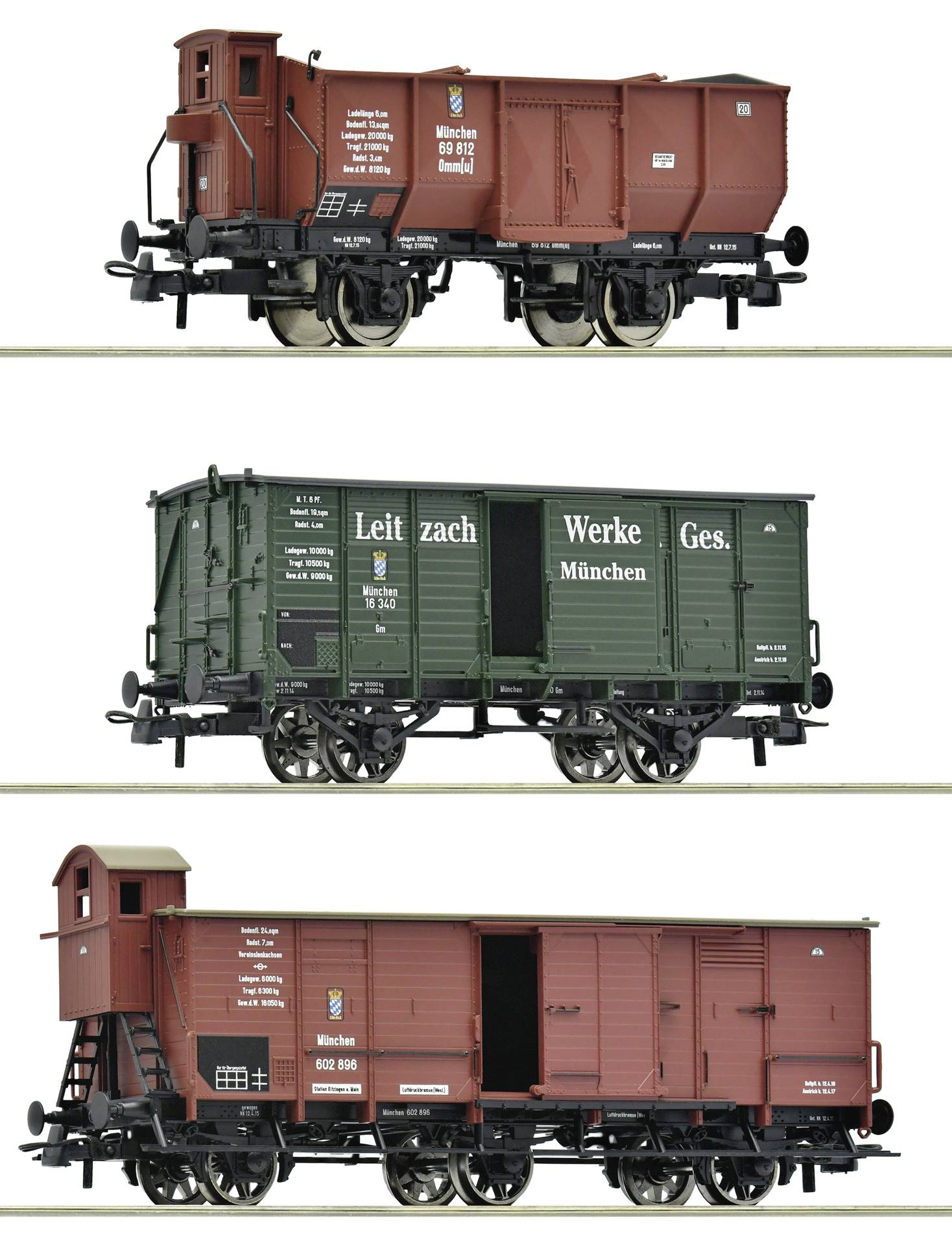 Trois modèles de wagons de marchandises en rouge et vert sont présentés côte à côte sur un fond blanc, chacun avec des lettres détaillées et des roues.