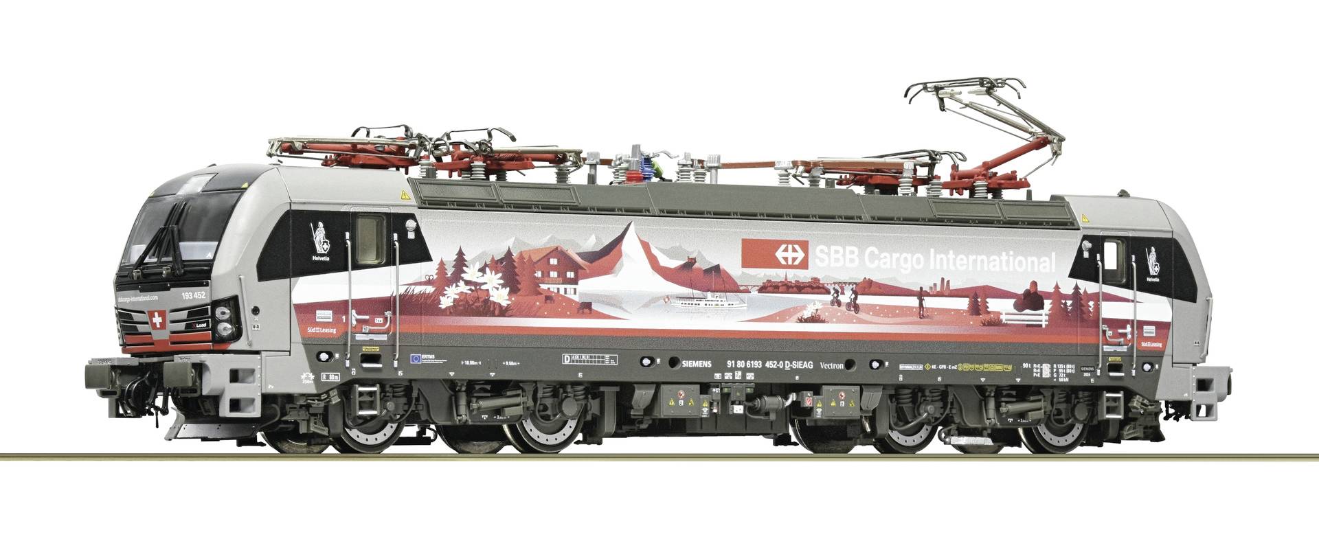 Vue latérale d'une locomotive électrique BLS Cargo International blanche et rouge avec pantographe aérien, présentée en profil sur un fond uni.