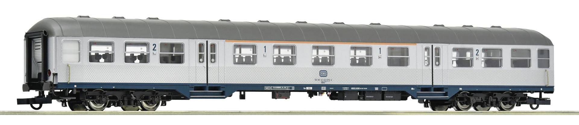 Vue latérale d'une voiture de passagers en argent avec des extrémités noires et des évents de toit, présentée seule sur un fond blanc.