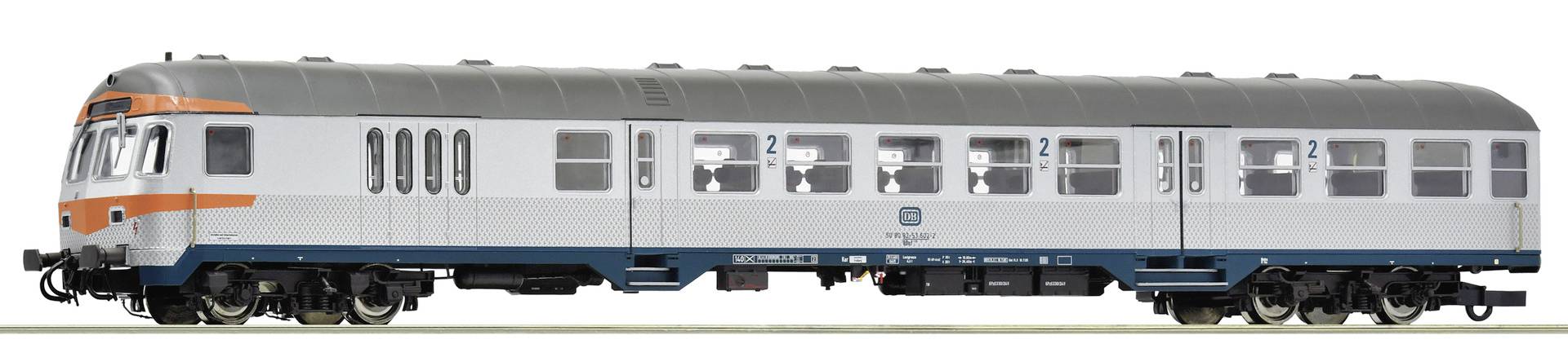 Vue latérale d'une voiture de train pour passagers argentée et orange avec plusieurs fenêtres et portes sur un fond uni.