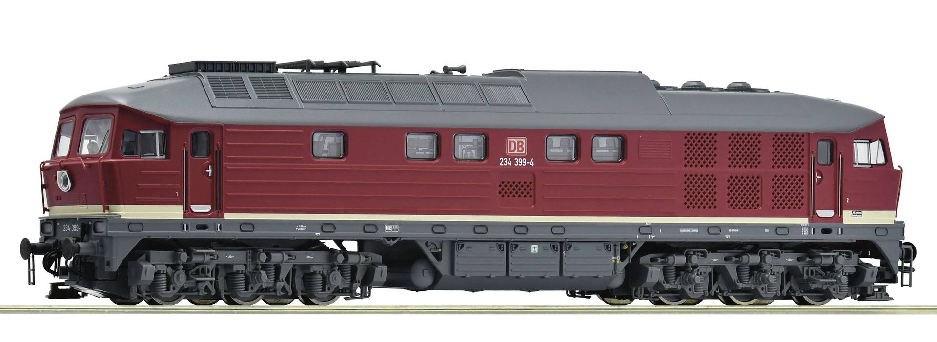 Vue latérale d'une locomotive diesel rouge et grise sur fond blanc, montrant la longueur complète du moteur de train et les roues.