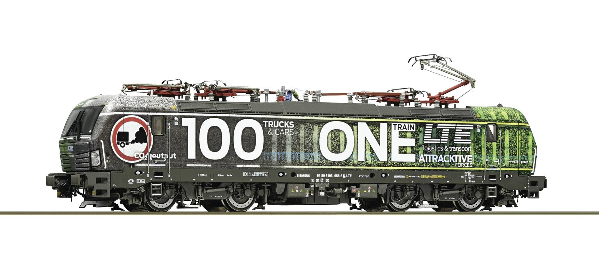 Locomotive de fret moderne noir et vert en vue de profil avec grand marquage '100' et 'ONE', livrée commémorative sur fond blanc