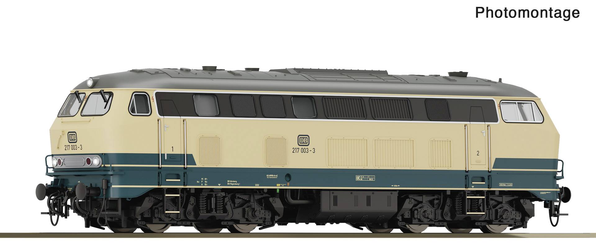 Vue latérale d'une locomotive diesel beige et sarcelle étiquetée « Photomontage », présentée isolée sur un fond blanc.