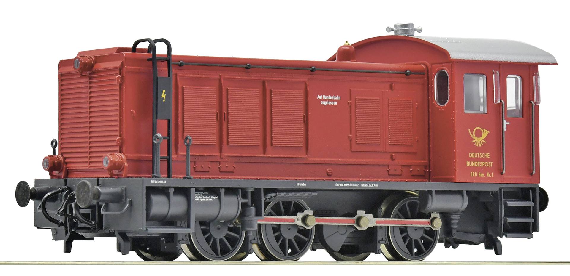 Fourgon ferroviaire vintage rouge avec châssis noir et grandes roues, présenté en vue de profil sur fond blanc.