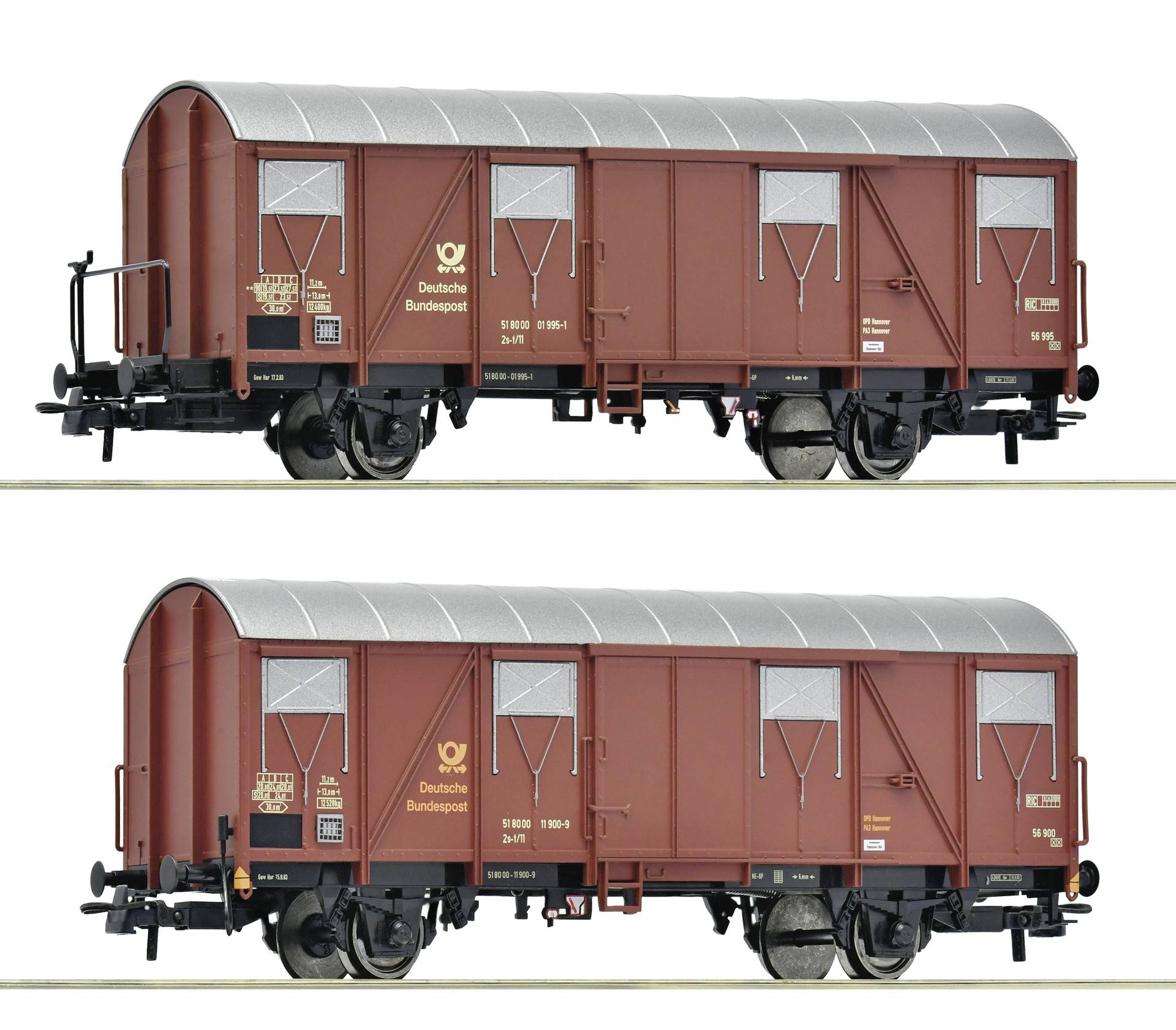 Deux images de vue latérale d'un wagon de fret couvert bordeaux avec un toit gris et un châssis noir, marqué « Deutsche Bundespost ».