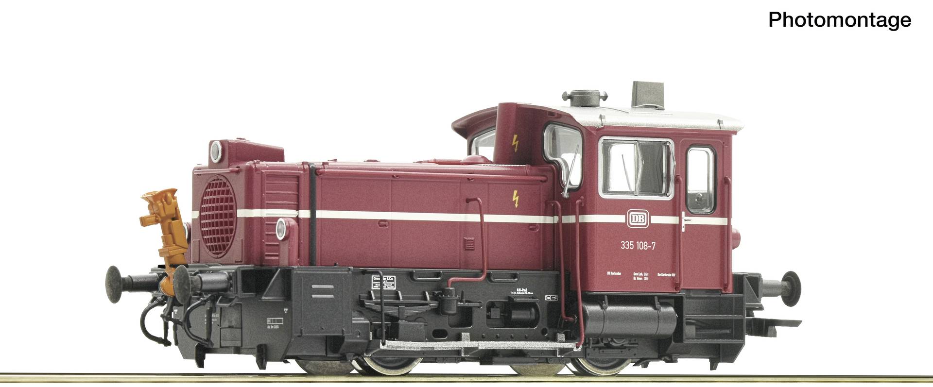 Vue latérale d'une locomotive diesel bordeaux avec un châssis noir et une numérotation blanche, présentée sur un fond blanc dans un photomontage.