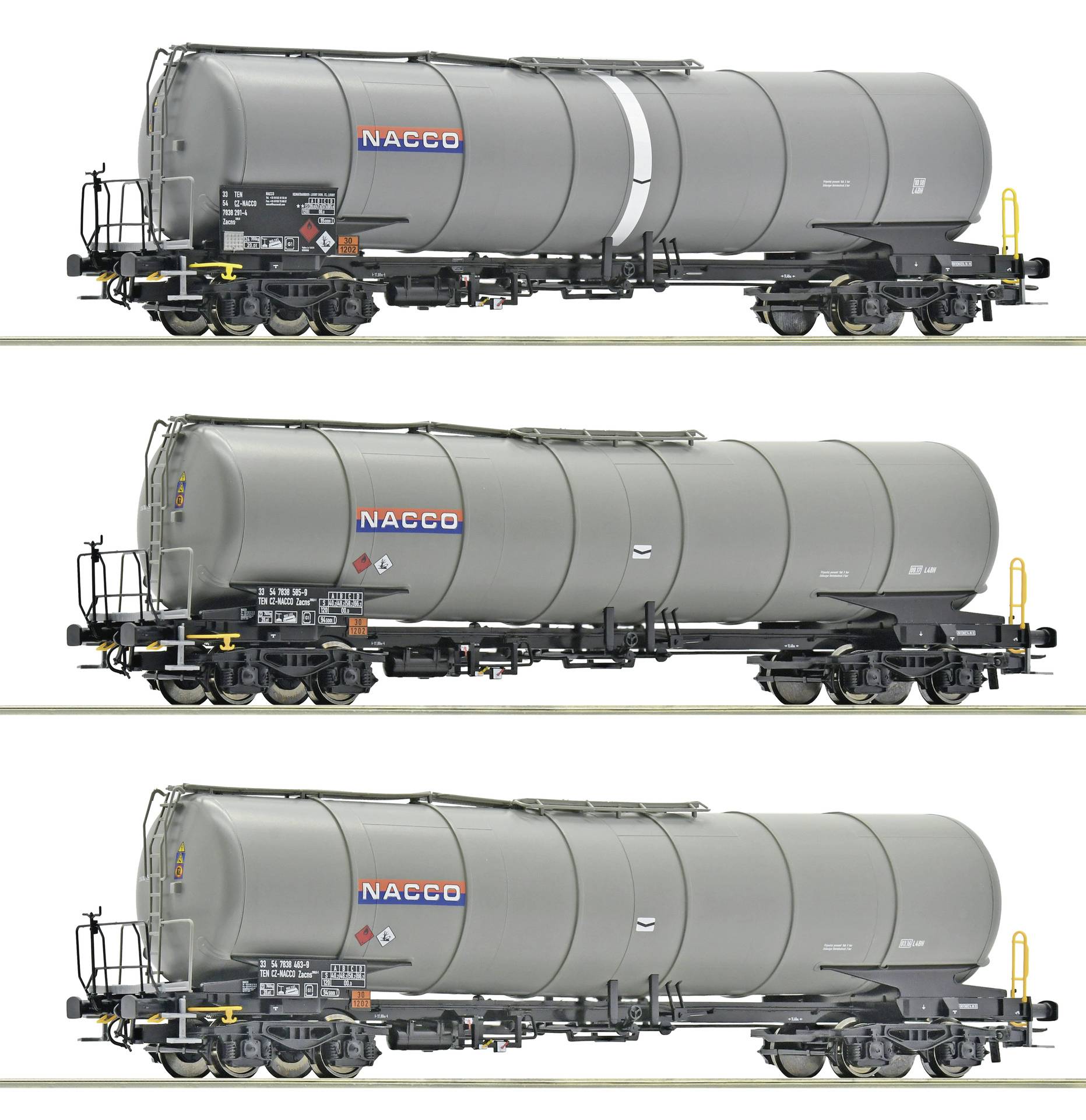 Trois images de vue latérale de wagons-citernes gris NACCO, montrant de légères variations de conception et des marquages de sécurité sur un fond blanc.