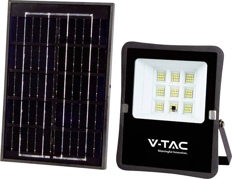 Kit de projecteur LED alimenté par l'énergie solaire montrant un panneau solaire et un projecteur V-TAC avec plusieurs puces LED et support de montage.