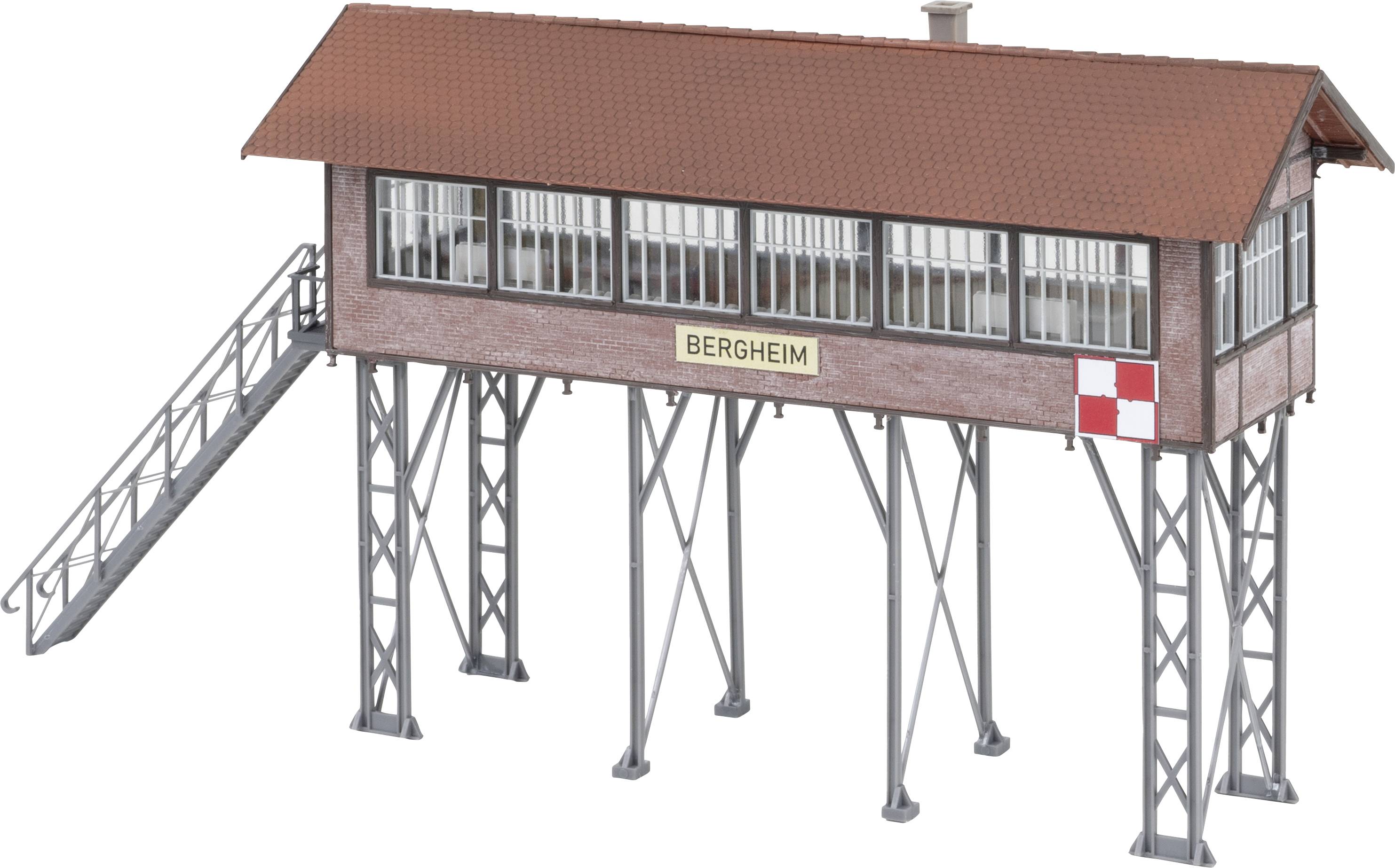 Maquette d'une cabine de signalisation ferroviaire étiquetée 'BERGHEIM' avec escaliers, surélevée sur des supports en acier et coiffée d'un toit rouge.