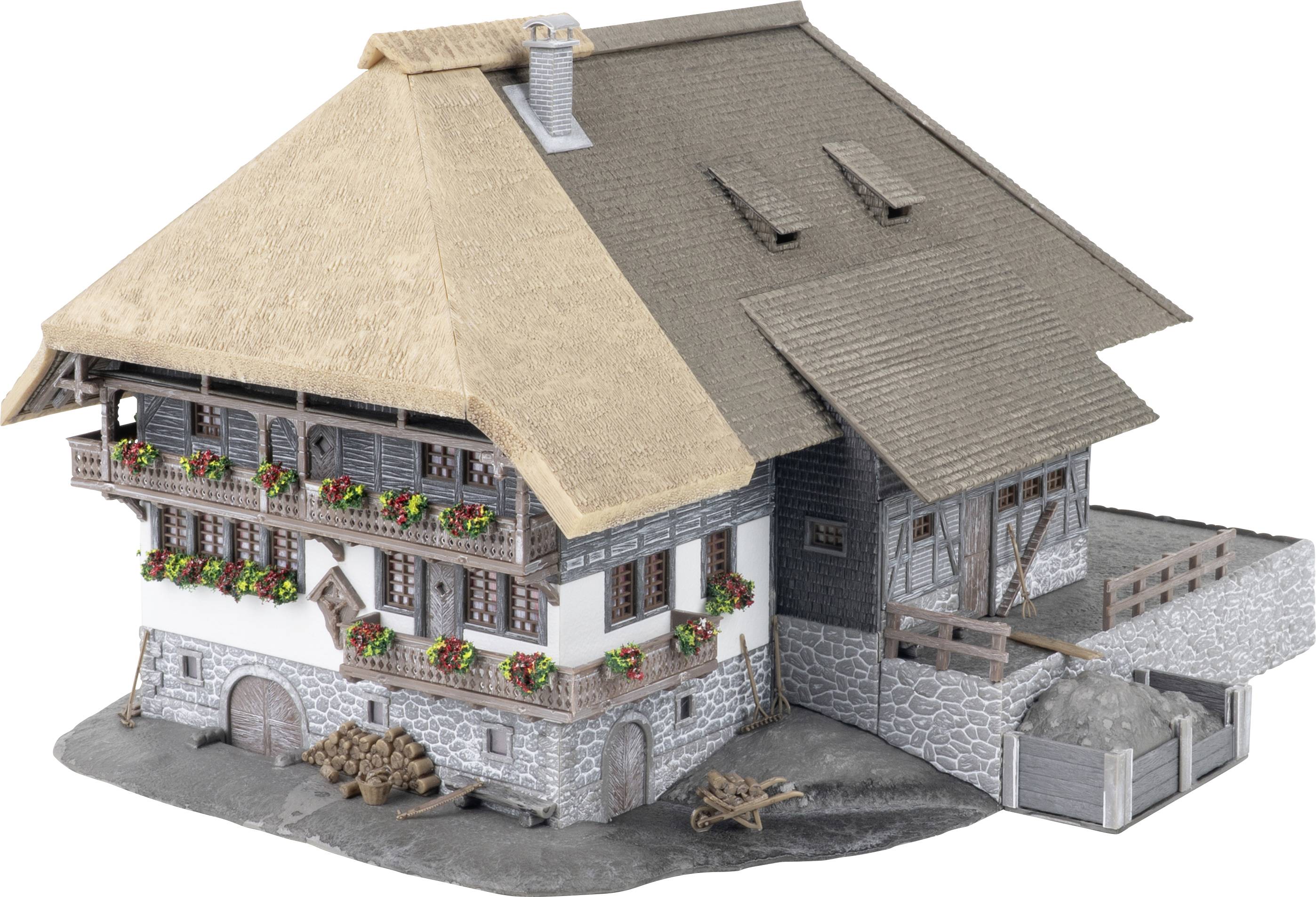 Modèle 3D d'une maison de ferme traditionnelle avec des toits en chaume et en bardeaux, des jardinières, une base en pierre, et une petite cour clôturée.