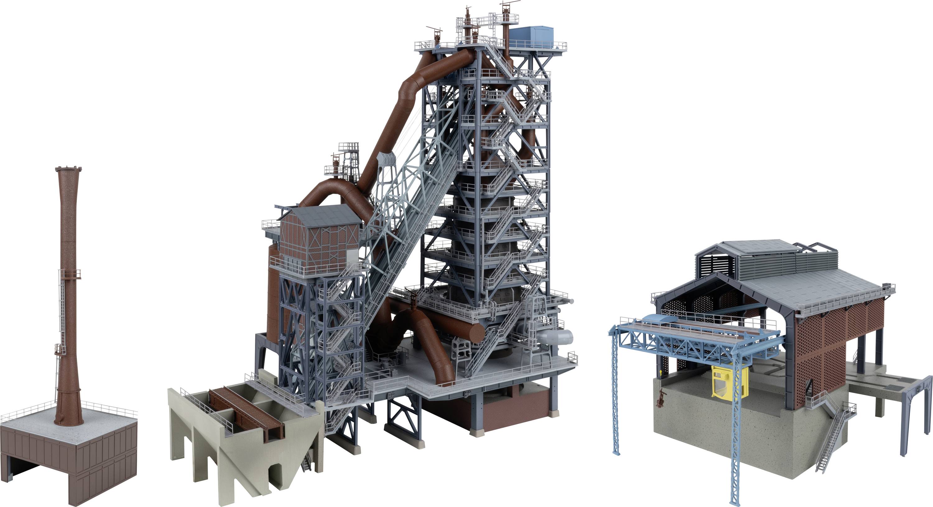 Trois structures de plantes industrielles présentées en 3D : une haute cheminée, une grande tour de traitement de l'acier avec conduits et convoyeurs, et une installation couverte plus petite.