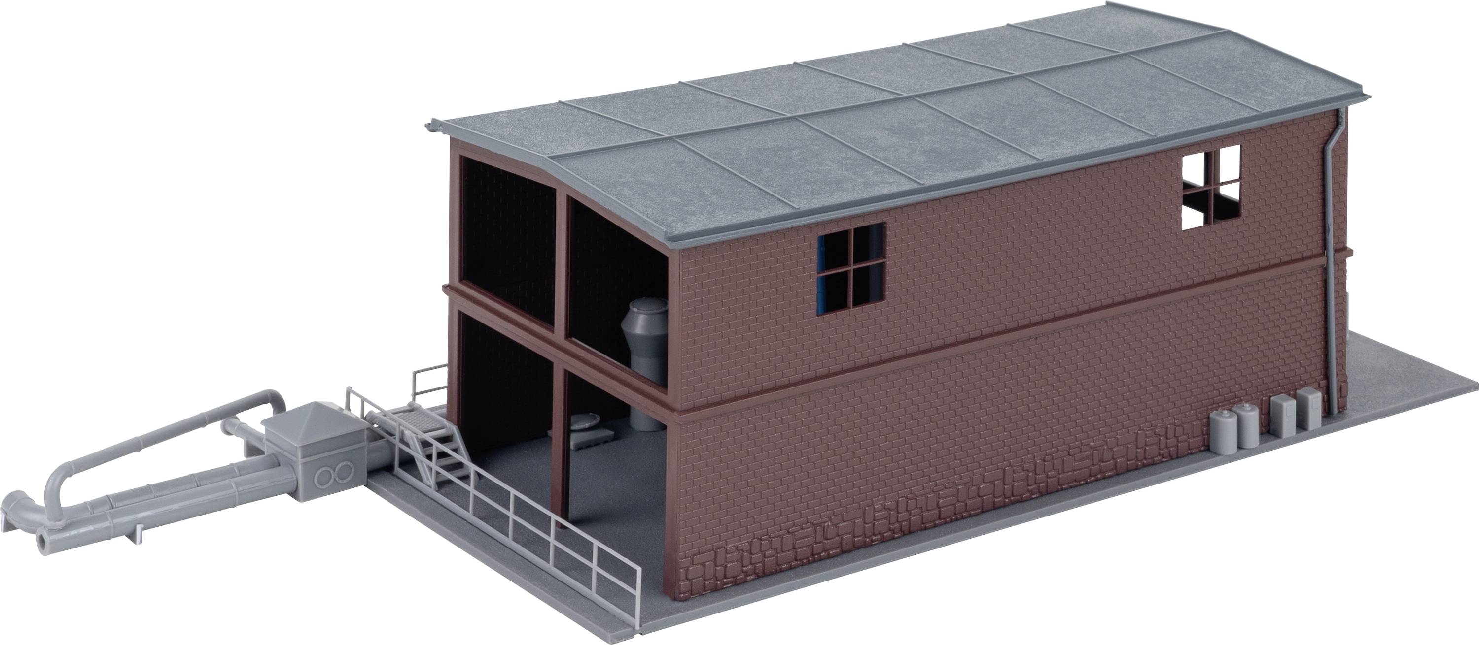 Rendu 3D d'un bâtiment industriel en brique avec une plateforme surélevée, des escaliers, de la tuyauterie et de grands panneaux de toit, présenté en vue en coupe.