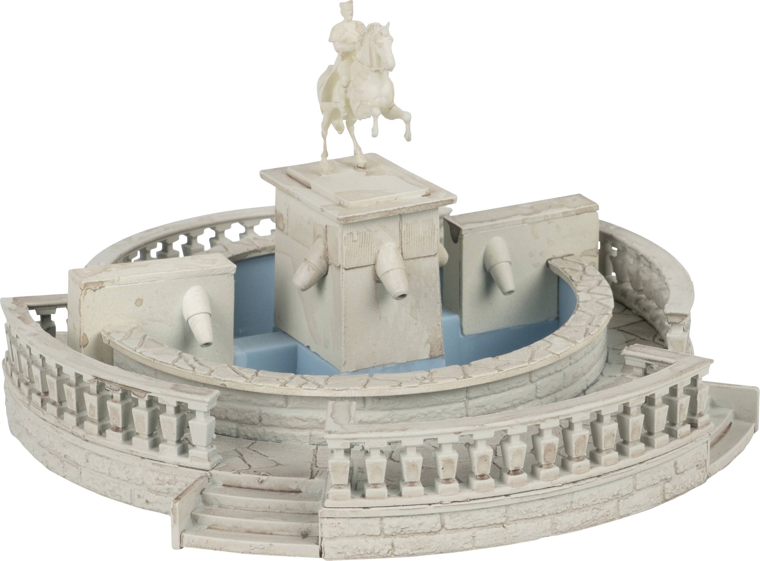 Modèle réduit d'une fontaine circulaire avec balustrade et piédestal central surmonté d'une statue équestre.